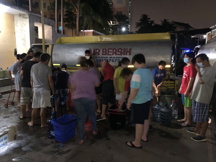 Warga Rusun City Gardeng, Cengkareng, Jakbar antre air bersih. (Dok Istimewa)