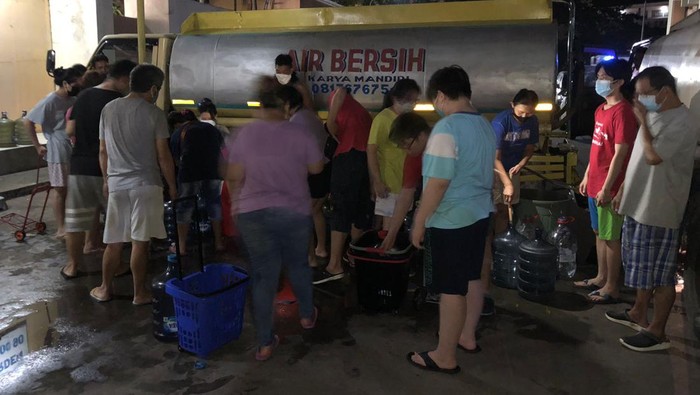Warga Rusun City Gardeng, Cengkareng, Jakbar antre air bersih. (Dok Istimewa)