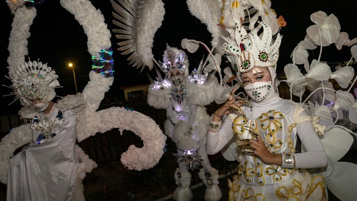 Parade Semarang Night Carnival 2022 menampilkan 102 kostum dengan berbagai warna dan tema. Parade itu digelar secara daring dan luring. Ini penampakannya.