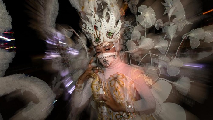 Parade Semarang Night Carnival 2022 menampilkan 102 kostum dengan berbagai warna dan tema. Parade itu digelar secara daring dan luring. Ini penampakannya.