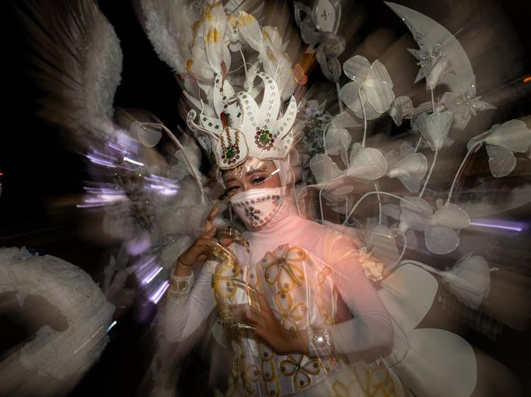 Warna-warni Parade Kostum di Semarang Night Carnival 2022