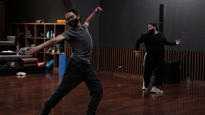 Indonesia Menuju Broadway Online & Offline Musical Theater Conservatory term kedua kembali digelar di Jakarta. Yuk lihat para peserta antusias mandalami ilmu panggung.