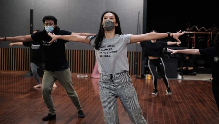 Indonesia Menuju Broadway Online & Offline Musical Theater Conservatory term kedua kembali digelar di Jakarta. Yuk lihat para peserta antusias mandalami ilmu panggung.