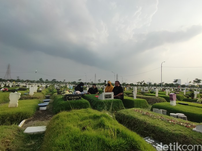 ziarah kubur tpu keputih