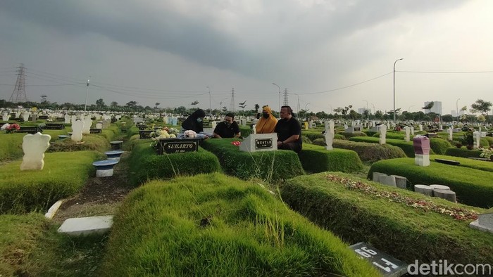ziarah kubur tpu keputih