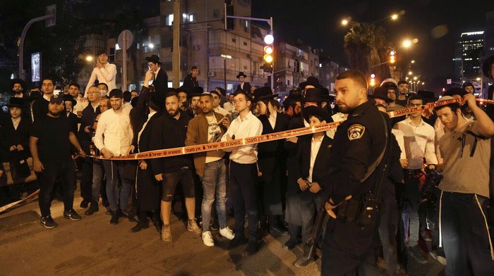 5 Orang Tewas Ditembak di Israel, Warga Berdatangan ke Lokasi Kejadian Warga berdatangan ke lokasi penembakan yang menewaskan lima orang di Israel. Polisi telah membunuh pelaku penembakan namun identitas pelaku tak dipublikasikan.