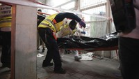 Warga Bnei Brak mengatakan ada seorang pria yang berkendara dan langsung melepaskan tembakan ke arah orang-orang yang lewat di jalan. (AP Photo/Oded Balilty).  