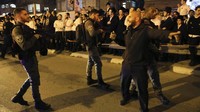 Perdana Menteri Israel Naftali Bennett menyatakan akan mengadakan rapat mendadak dengan pejabat keamanan tinggi untuk mengulas kondisi ini. Ini merupakan serangan fatal yang terjadi ketiga kalinya dalam sepekan di negara Yahudi tersebut. (AP Photo/Oded Balilty).