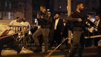 Sebelumnya pada Minggu (27/3) lalu, dua orang polisi Israel bernama Shirel Aboukrat dan warga Prancis-Israel bernama Yezen Falah tewas terbunuh di Hadera. ISIS mengklaim serangan tersebut adalah aksinya, menjadi yang pertama dalam serangan ke Israel sejak 2017. Pelaku ditembak mati polisi. (AP Photo/Oded Balilty).