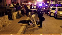 Sejumlah petugas kepolisian memeriksa jenazah korban penembakan di Bnei Brak, Israel, Selasa (29/3/2022) waktu setempat. (AP Photo/Oded Balilty).