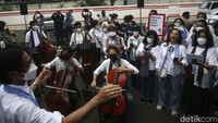 Lagu tersebut mengangkat tema Setangkai Kembang dan Satu Nyanyian sebagai bentuk dukungan perdamaian antara Rusia dan Ukraina.