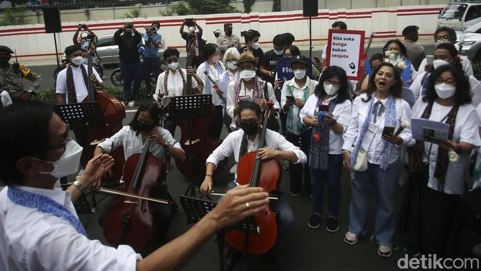 Addie MS Rayu Rusia Stop Perang Lewat Lagu Rayuan Pulau Kelapa Addie MS & Twilite Orchestra menyanyikan lagu rayuan pulau kelapa dengan bahasa Rusia. Lagu tersebut sebagai bentuk dukungan perdamaian antara Rusia dan Ukraina