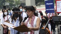 Sastrawan Ayu Utami juga ikut bersuara dalam aksi damai ini. Dia mengaku prihatin atas perang yang terjadi antara Rusia dan Ukraina.