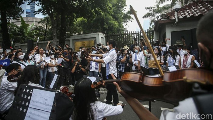 Addie MS Rayu Rusia Stop Perang Lewat Lagu Rayuan Pulau Kelapa Addie MS & Twilite Orchestra menyanyikan lagu rayuan pulau kelapa dengan bahasa Rusia. Lagu tersebut sebagai bentuk dukungan perdamaian antara Rusia dan Ukraina