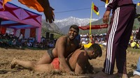 Di India, gulat bukan hanya olahraga biasa. Meski keberadaannya telah tergerus oleh kemajuan olahraga modern, gulat tradisional ini sangat digemari oleh masyarakat.  