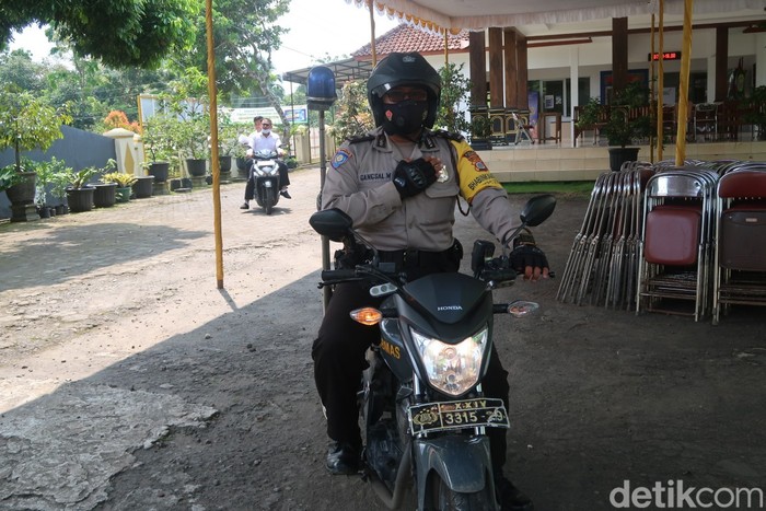 Aipda Gangsal Wirajati, Anggota Polsek Dlingo yang bertugas menjadi Bhabinkamtibmas.