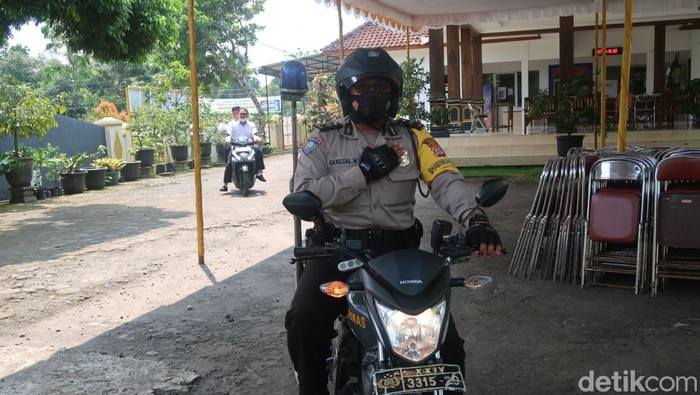 Aipda Gangsal Wirajati, Anggota Polsek Dlingo yang bertugas menjadi Bhabinkamtibmas.