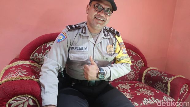 Aipda Gangsal Wirajati, Anggota Polsek Dlingo yang bertugas menjadi Bhabinkamtibmas.