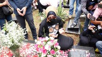Tak lupa Angelina pun turut mendoakan Adjie Massaid. Pool/Noel/detikFoto.