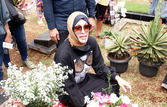 Angelina Sondakh Angelina Sondakh saat ziarah ke makam Adjie Masaid di TPU Jeruk Purut.