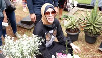 Seperti masyarakat kebanyakan, Angelina Sondakh melakukan ziarah kubur menjelang bulan Ramadan. Pool/Noel/detikFoto.