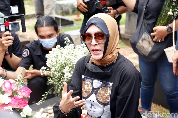 Angelina Sondakh Angelina Sondakh saat ziarah ke makam Adjie Masaid di TPU Jeruk Purut.