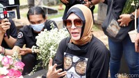 Angelina Sondakh pun mengungkapkan jika putra mereka, Keanu turut hadir namun masih malu untuk bertemu awak media. Pool/Noel/detikFoto.