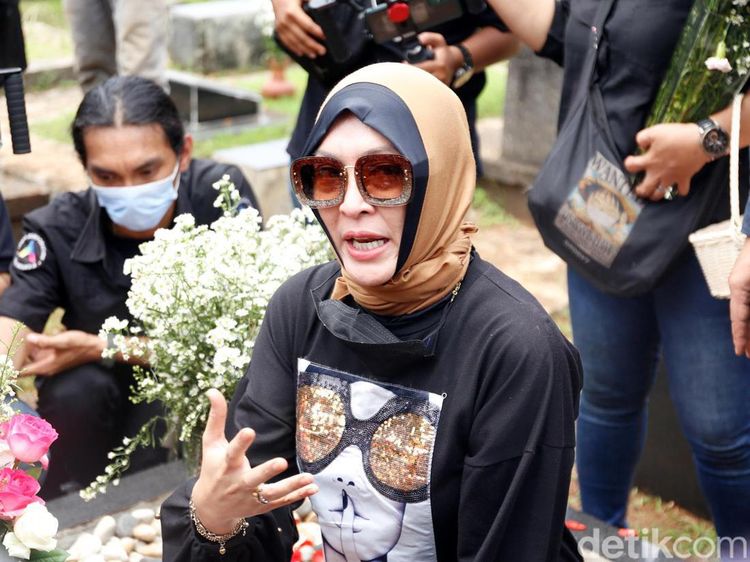 Doa Angelina Sondakh di Makam Adjie Massaid