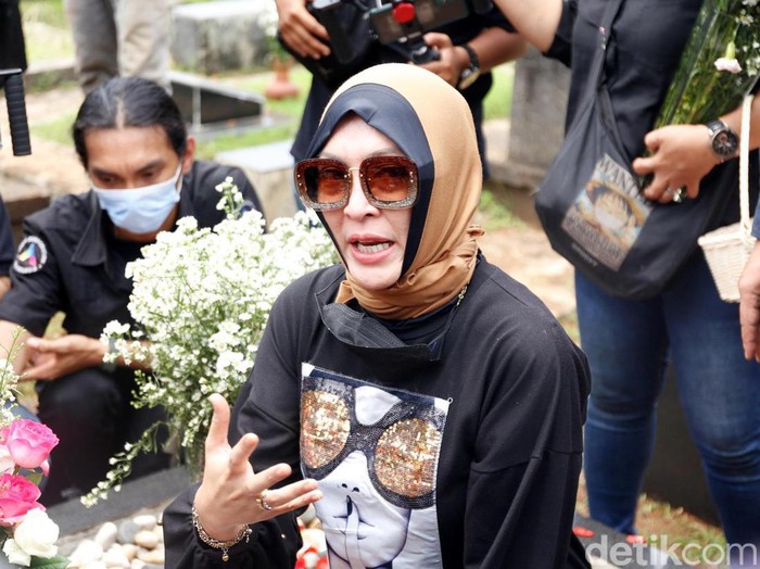 Angelina Sondakh saat ziarah ke makam Adjie Masaid di TPU Jeruk Purut.