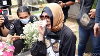 Ia berdoa agar Adjie Massaid diterima amalnya, diampuni dosa-dosanya, dilapangkan kuburnya serta diterima di sisi-Nya. Pool/Noel/detikFoto.