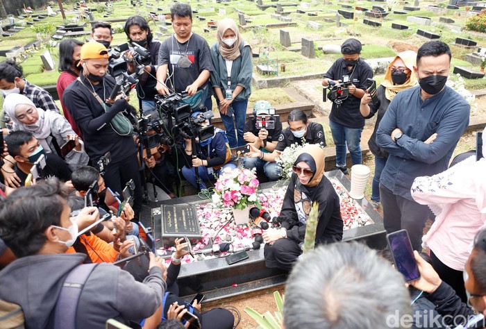 Angelina Sondakh saat ziarah ke makam Adjie Masaid di TPU Jeruk Purut.