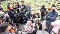 Angelina Sondakh saat ziarah ke makam Adjie Massaid di TPU Jeruk Purut, Jakarta Selatan pada Rabu (30/3). Pool/Noel/detikFoto.