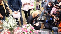 Angelina membawa bunga untuk ditaruh di atas pusara sang suami. Pool/Noel/detikFoto.