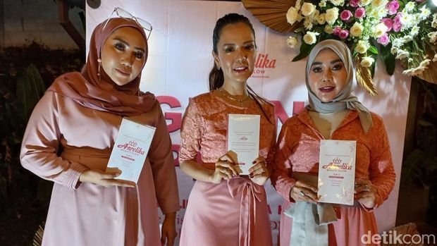 Anggia Chan dan dua rekannya, Ika dan Diah, luncurkan produk skincare.