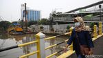 Antisipasi Banjir, Kali Ciliwung Pasar Baru Dipasang Turap Beton