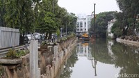 Dinas Sumber Daya Air DKI Jakarta memasang turap sebagai antisipasi banjir dan tanah ambles.   