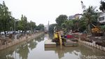 Antisipasi Banjir, Kali Ciliwung Pasar Baru Dipasang Turap Beton