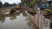 Alat berat juga dikerahkan dalam pembangunan turap beton ini.  