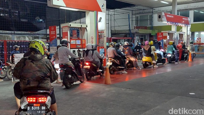 Antren di SPBU di Bandung.