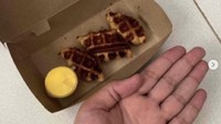 Pengalaman dapat makanan super kecil juga dirasakan seorang netizen saat beli croffle. Sudah merogoh kocek Rp 37 ribu, dapatnya croffle yang ke-zoom out!