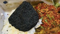 Makan ayam penyet paling enak pakai tempe bakar sebagai pendampingnya. Eh, tapi bakarnya nggak sampai gosong seperti ini juga! Lucunya, bagian gosong pada tempe ini hanya di sisi sebelahnya saja.