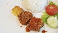 Pengalaman sad food lainnya dirasakan netizen ini saat makan di bandara. Ia menghabiskan sekitar Rp 50 ribu pada tahun 2019 untuk makan ayam penyet. Pas datang, porsinya mini semua!