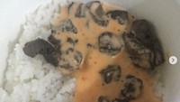 Netizen ini punya pengalaman buruk saat beli nasi daging saus mentai. Harganya Rp 30 ribuan, tapi daging yang diberikan sangat sedikit dan tampilannya tidak menggugah selera. 