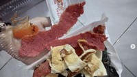 Pesan keripik tortilla dengan topping daging giling, netizen ini kaget lihat tampilan makanan pesanannya. Daging gilingnya diganti lembaran daging yang terlihat artifisial. Duh, nyesek!