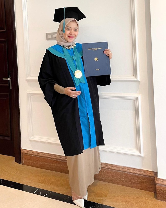 Novia Giana NurjanahWanita lain yang sedang hamil saat wisuda profesi adalah Novia Giana. Istri dari pemain Ikatan Cinta, Ikbal Fauzi, itu telah lulus jadi dokter di kehamilannya yang menginjak 31 minggu. Dikatakan jika Sarjana Pendidikan Dokter itu juga telah menjalani masa koas di salah satu rumah sakit di Bandung.Foto: Dok. Internet/Instagram