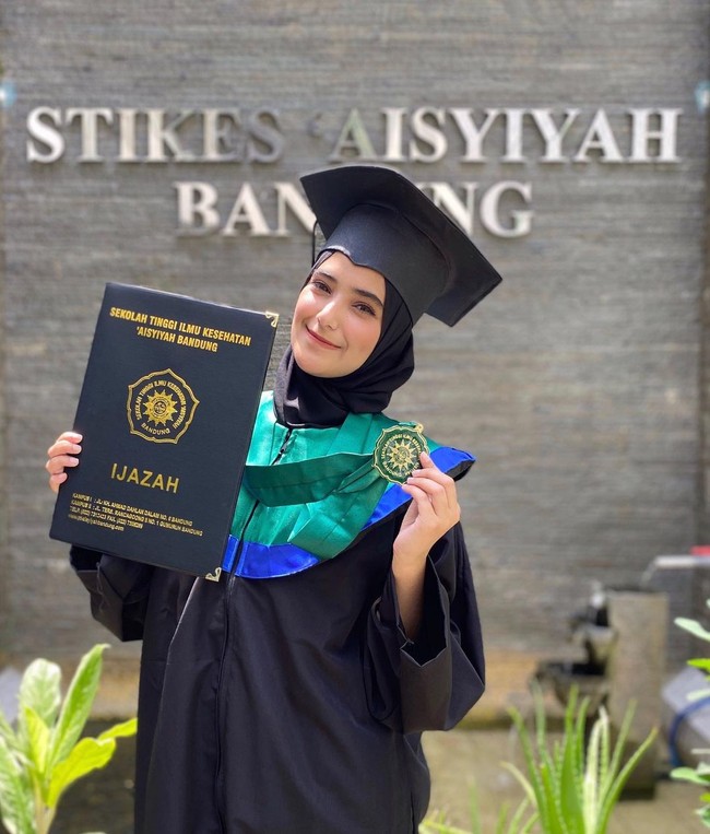 Nadya Mustika RahayuIstri Rizki DAcademy ini beberapa tahun lalu juga wisuda dalam keadaan hamil. Penyanyi yang melanjutkan pendidikan di Sekolah Tinggi Ilmu Kesehatan (STIKes) Aisyah, Bandung tersebut bersyukur bisa wisuda meski dilakukan online karena pandemi. Meski tak didampingi suami, ia ditemani oleh si kecil yang tengh di kandungnya saat itu.Foto: Dok. Internet/Instagram