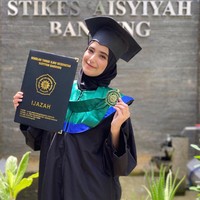Nadya Mustika RahayuIstri Rizki DAcademy ini beberapa tahun lalu juga wisuda dalam keadaan hamil. Penyanyi yang melanjutkan pendidikan di Sekolah Tinggi Ilmu Kesehatan (STIKes) Aisyah, Bandung tersebut bersyukur bisa wisuda meski dilakukan online karena pandemi. Meski tak didampingi suami, ia ditemani oleh si kecil yang tengh di kandungnya saat itu.Foto: Dok. Internet/Instagram