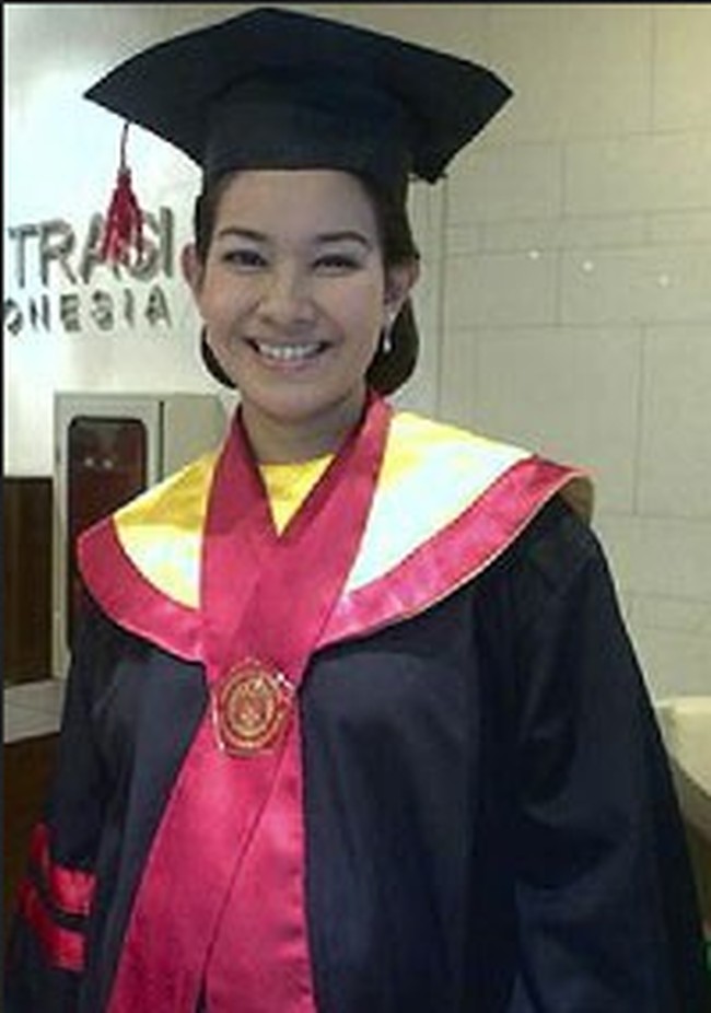 Alya RohaliPada 2007, Alya Rohali juga tak gentar mengejar pendidikan tinggi meski sedang berbadan dua. Ia pun menjalani wisuda usai menyelesaikan kuliah S2 di Fakultas Hukum, Universitas Indonesia. Mantan Puteri Indonesia itu diwisuda dalam keadaan hamil besar.Alhamdulillah sudah selesai. Senang banget, apalagi sebentar lagi brojol nih, kata Alya yang didampingi suaminya, Ramzi kepada detikHot.Foto: detikHot