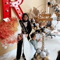 Rachel VennyaRachel wisuda di 2019. Momen lulus kuliah pun menjadi hal yang spesial baginya karena dilewati bersama orang-orang tersayang. Rachel lulus kuliah bersamaan dengan mantan suaminya, Niko Al Hakim. Di saat yang bersamaan, lulusan LSPR tersebut juga sedang mengandung delapan bulan.Foto: Dok. Internet/Instagram