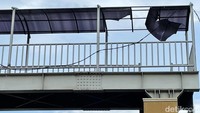 Atap JPO itu butuh perbaikan dari pihak terkait.